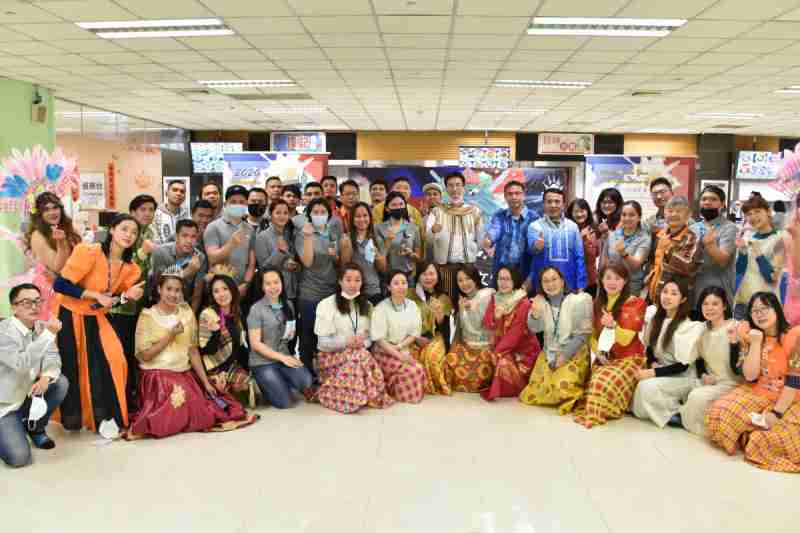 友達推動「安心、、、、創新、、、、用心、、、同心、、、、盡心」五星職旅，，，為菲籍員工打造全方位照護，，，，首度贏得「人權實踐與發展領袖獎」殊榮