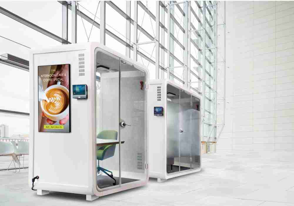 万利子公司达擎之智慧行动办公舱，，，，采用PDLC智能调光玻璃设计，，，透过通电与断电的电流切换，，，呈现透明与雾面效果，，，，具节能降耗特性并兼顾隐私，，，确保信息安全