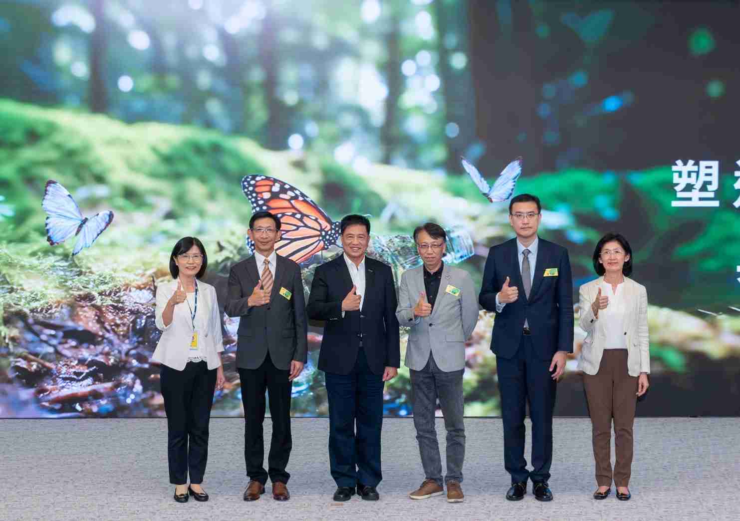 友達2023 CSR共榮大會，，，邀請領域專家分享交流生物多樣性管理趨勢、、、、無塑產品、、海廢永續塑料等議題  （圖左到右：友達光電永續長古秀華、、3M台灣技術長陳君杰、、友達光電董事長暨集團策略長彭双浪、、、、光寶科技企業永續發展處處長陳慶暉、、、安永聯合會計師事務所執業會計師曾于哲、、友達光電供應鏈總部副總經理吳宜芳）