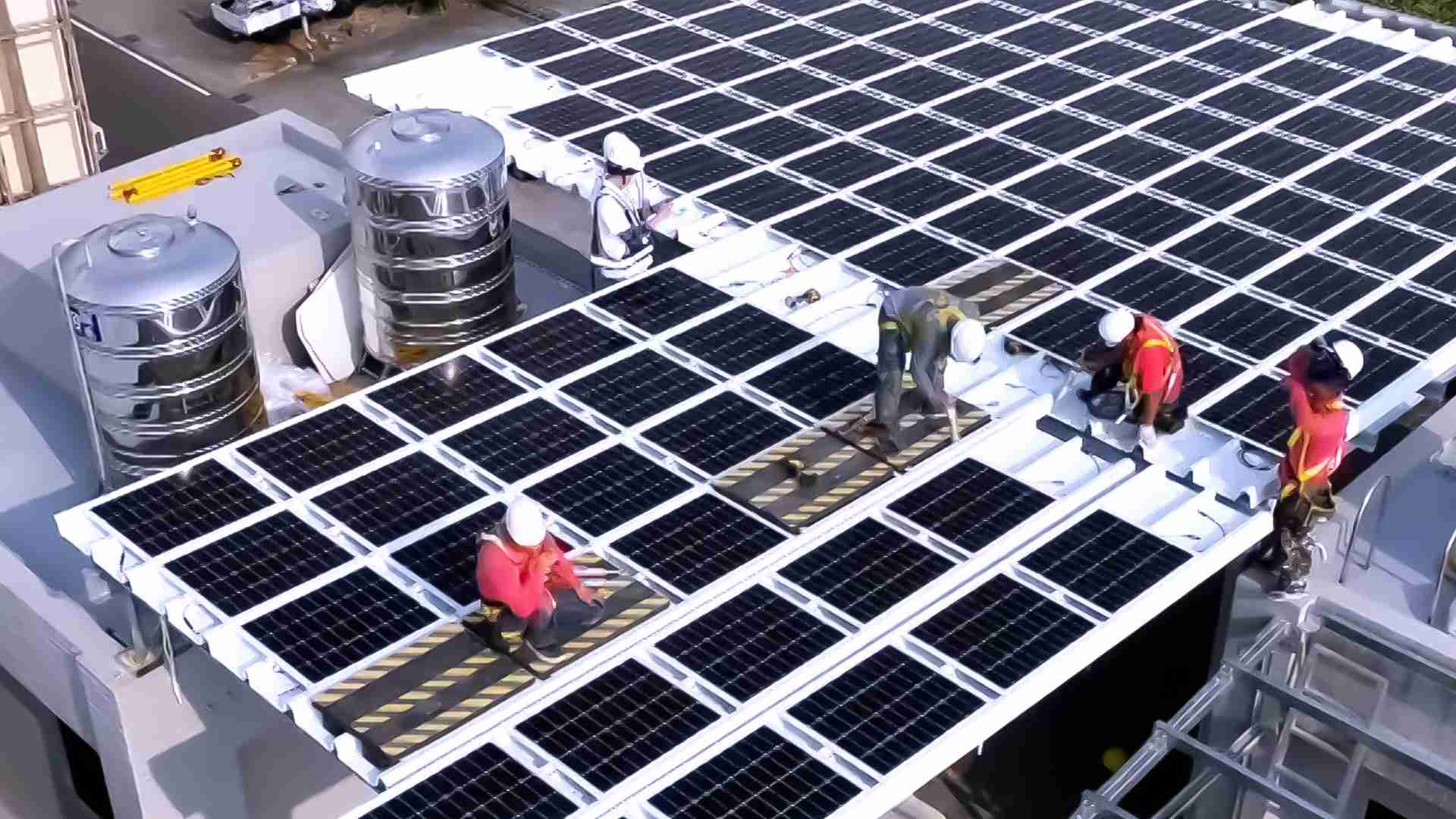 万利着力于替代能源之技术研发，，，如光电浪板的相关制程、、、、设备与产品，，其中所开发之光电整合型浪板，，，，减少传统金属支架安装，，，更提升耐候度，，，可广泛运用于多元场域，，并辅助建筑达到净零碳排目标