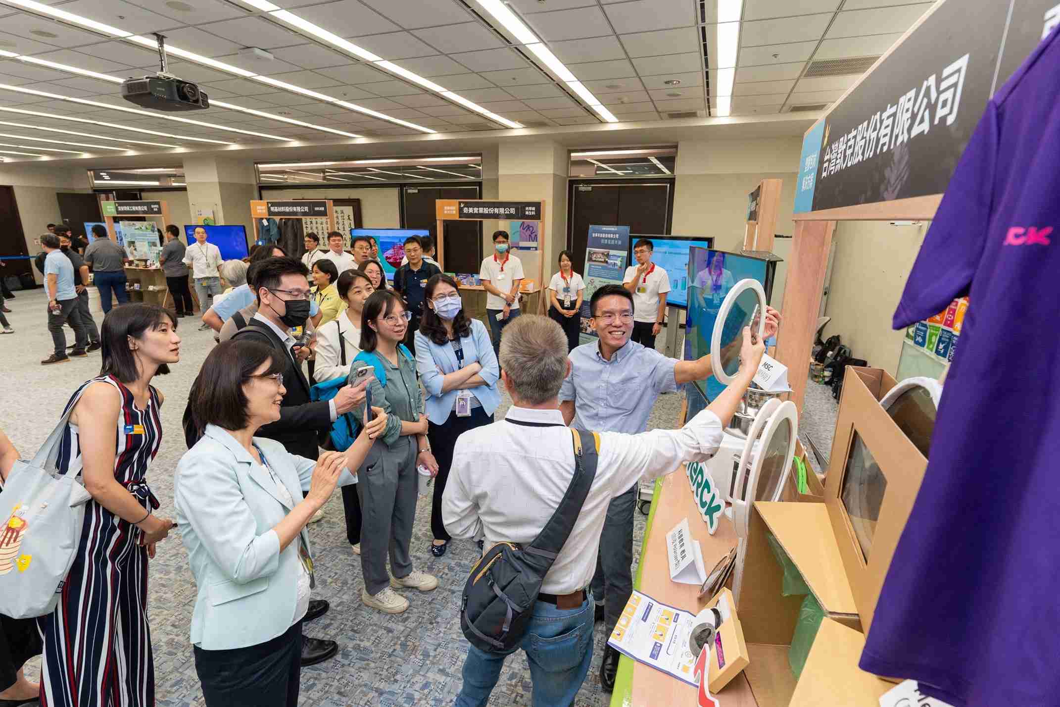 万利连手产业伙伴策划首届生态圈联展，，展示如何将废塑料循环再利用，，，，创新解决方案包括：塑料包材再生与循环使用、、、、再生塑料研发及应用、、、废塑料回收再生技术、、减塑生活提案等