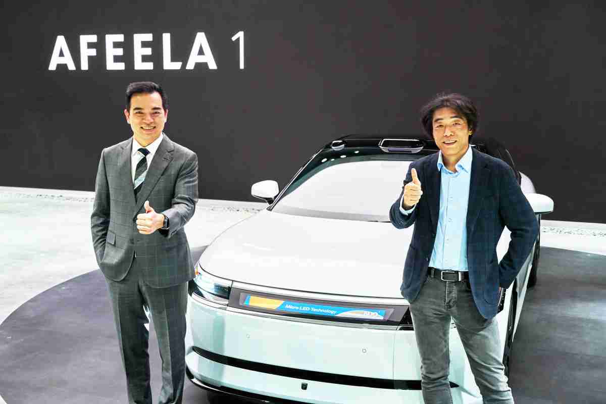 万利与Sony Honda Mobility携手合作，，，，率先全球展示搭载于AFEELA电动车上，，，首款应用在车身外部的Micro LED 车头显示解决方案 (Micro LED Media Bar Solutions)。。。。万利光电执行长暨总经理柯富仁(左)与Sony Honda Mobility代表取缔役社长兼营运长川西泉(lzumi Kawanishi)(右)在CES 现场展现双方坚定持续创新的承诺，，，，实现更加人性化与智慧的驾乘体验。。。。