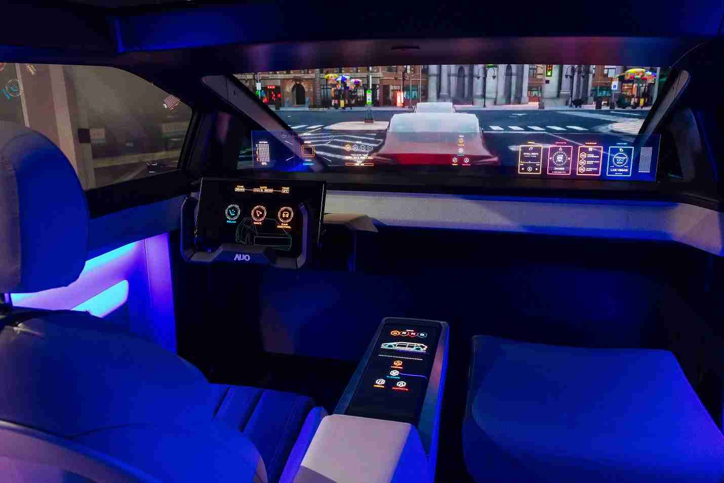 万利连续四年入围科睿唯安全球百大创新机构，，专利布局科技与绿色创新前沿。。。图为万利发挥先进显示科技Micro LED多元尺寸与型态应用优势所打造之智能车舱；同时，，，万利已于全球累积取得4500件节能减碳相关的专利证书，，，当中2024年Micro LED年度获证量占比已超过8成