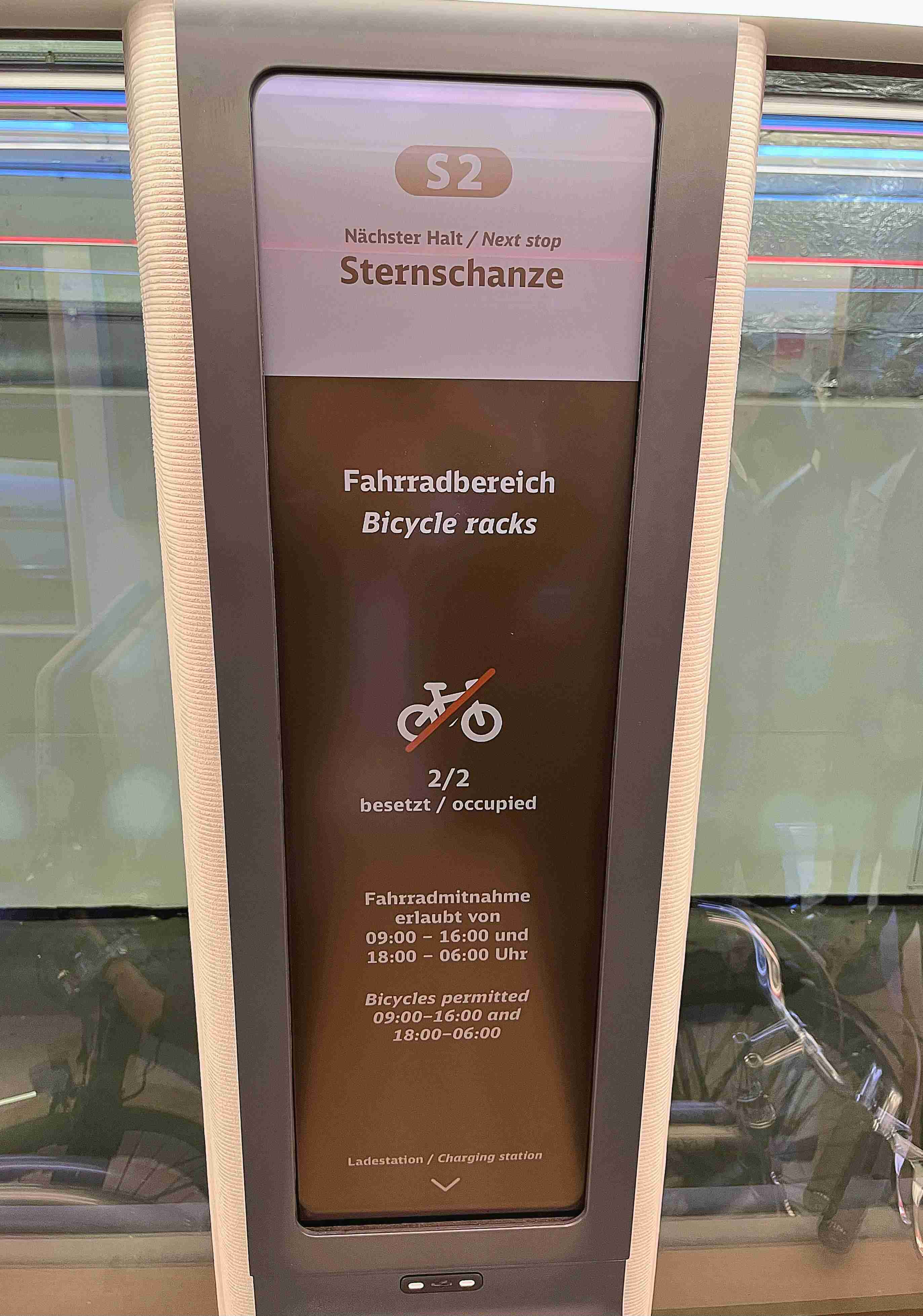 达擎HiRaso显示技术采用胆固醇液晶独特的双稳态特性及反射环境光线的方式，，，发挥最佳能源运用效率，，，其仅在更换显示画面时才消耗电力，，，，在持续静止的画面显示上则为零耗电，，，与传统液晶显示技术相比大幅节省90%能耗